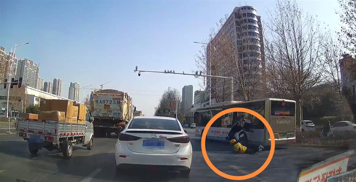 郑州公交公司回应“公交撞翻外卖员”：司机因视野盲区未发现事故，已停职