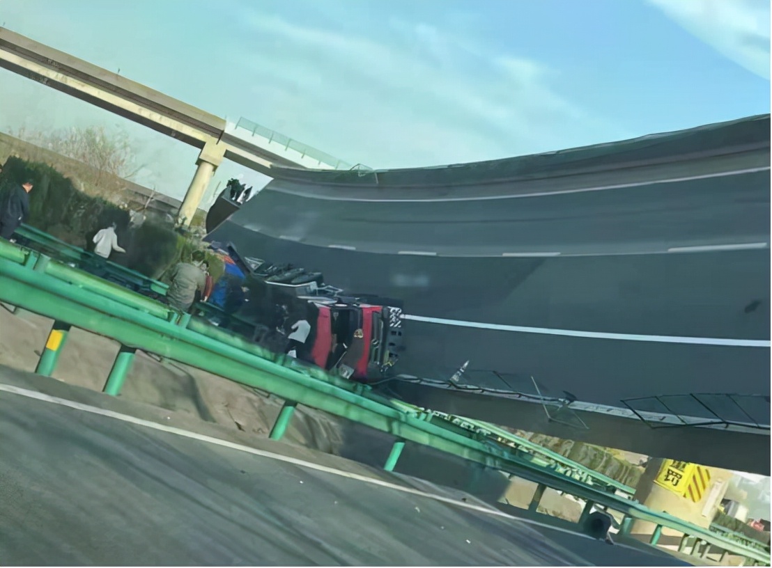 湖北一高速公路桥面侧翻，已致4死8伤！【三分钟法治新闻全知道】
