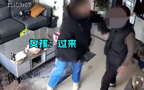初中女生将入室窃贼拽到监控下露脸（网友：机智勇敢）