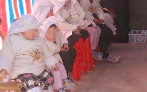 他决定帮亡弟弟媳养八个子女（最小的儿子才9个月）