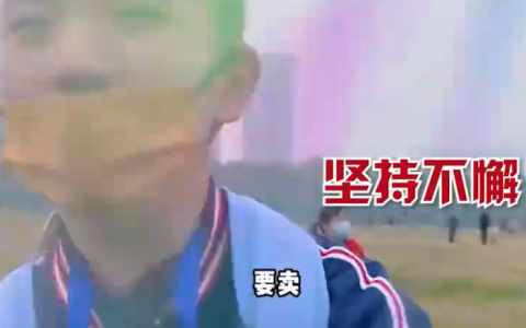 爸爸辞职陪自闭症儿子卖玩具（表示：康复过程很艰难，但一直会坚持）