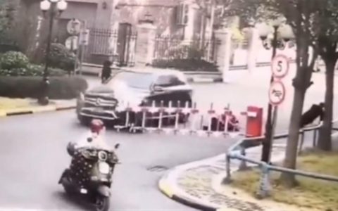 男子疑因家庭纠纷开车撞向妻子岳母（刑侦部门已介入案件调查）