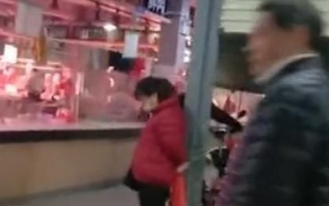 警方回应女子用假币购物被绑柱子上：不存在“示众”说法