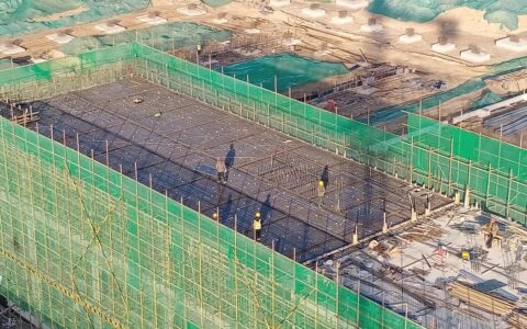建筑工人进入施工现场应注意什么呢？